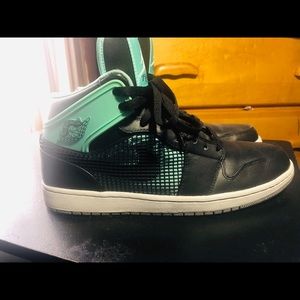 Jordan 1 Retro “Green Glow” size 11